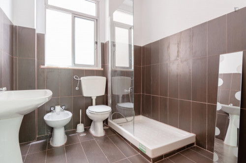 Snug double bedroom near Arroios metro station - Gallery - 9