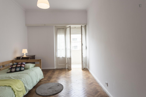 Bright and spacious single bedroom with a balcony, close to Instituto Politécnico de Lisboa