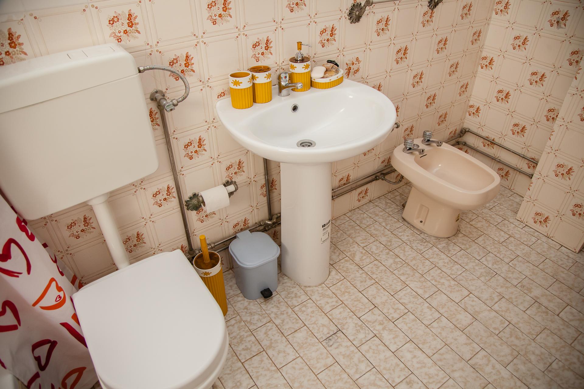Single bedroom with balcony in a 4 bedroom apartment