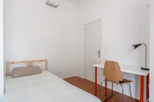 Good looking single bedroom near Jardim da Alameda Dom Afonso Henriques  - Gallery -  3