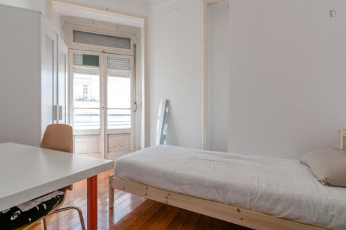 Good looking single bedroom near Jardim da Alameda Dom Afonso Henriques  - Gallery -  1