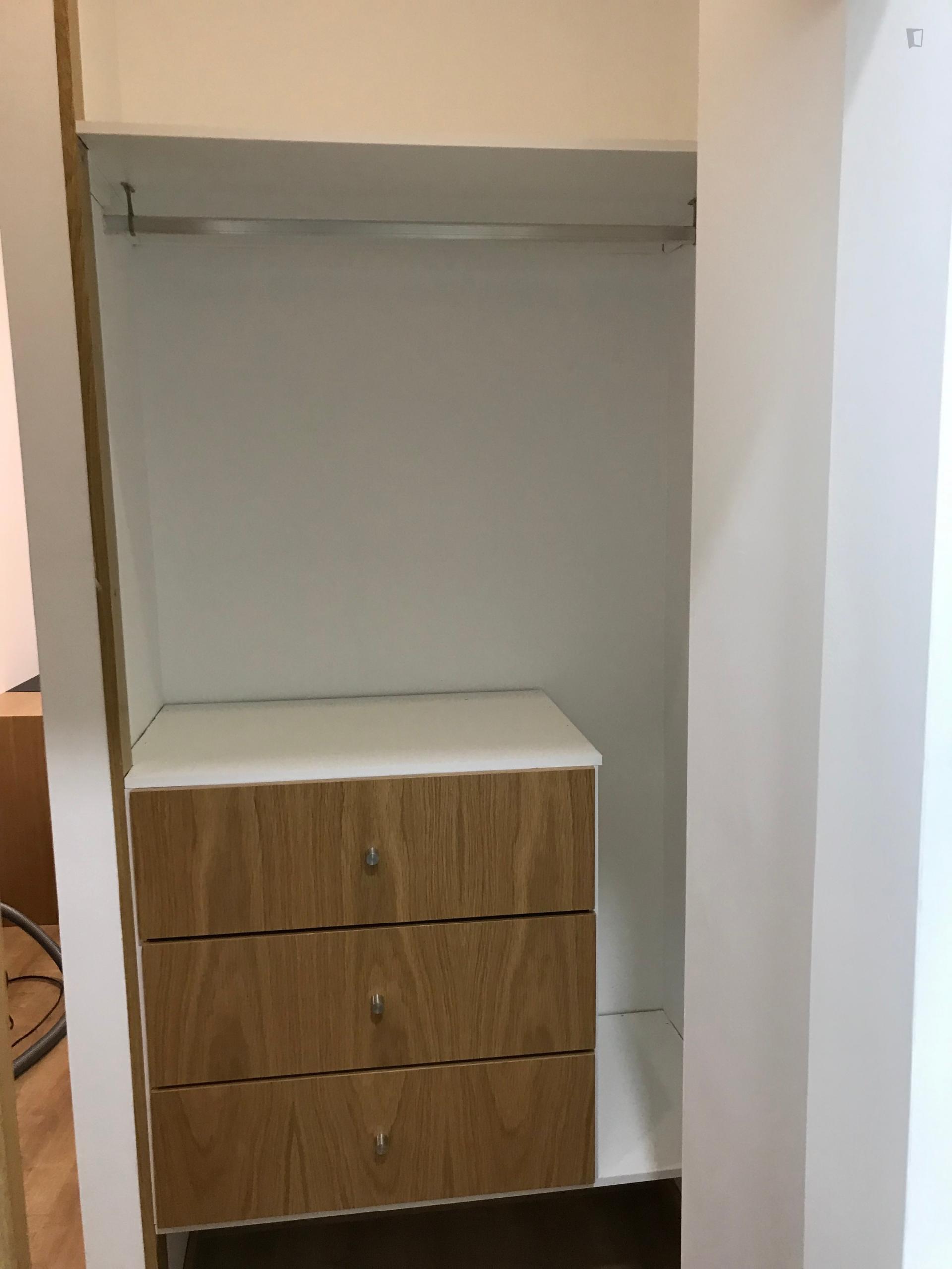 Ensuite bedroom in renovated apartment in central Coimbra_ 2º - Room B