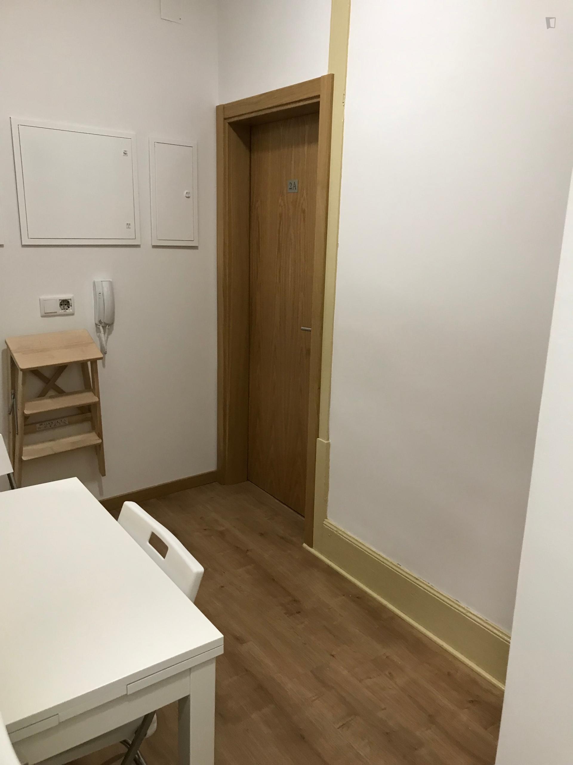Ensuite bedroom in renovated apartment in central Coimbra_ 2º - Room B