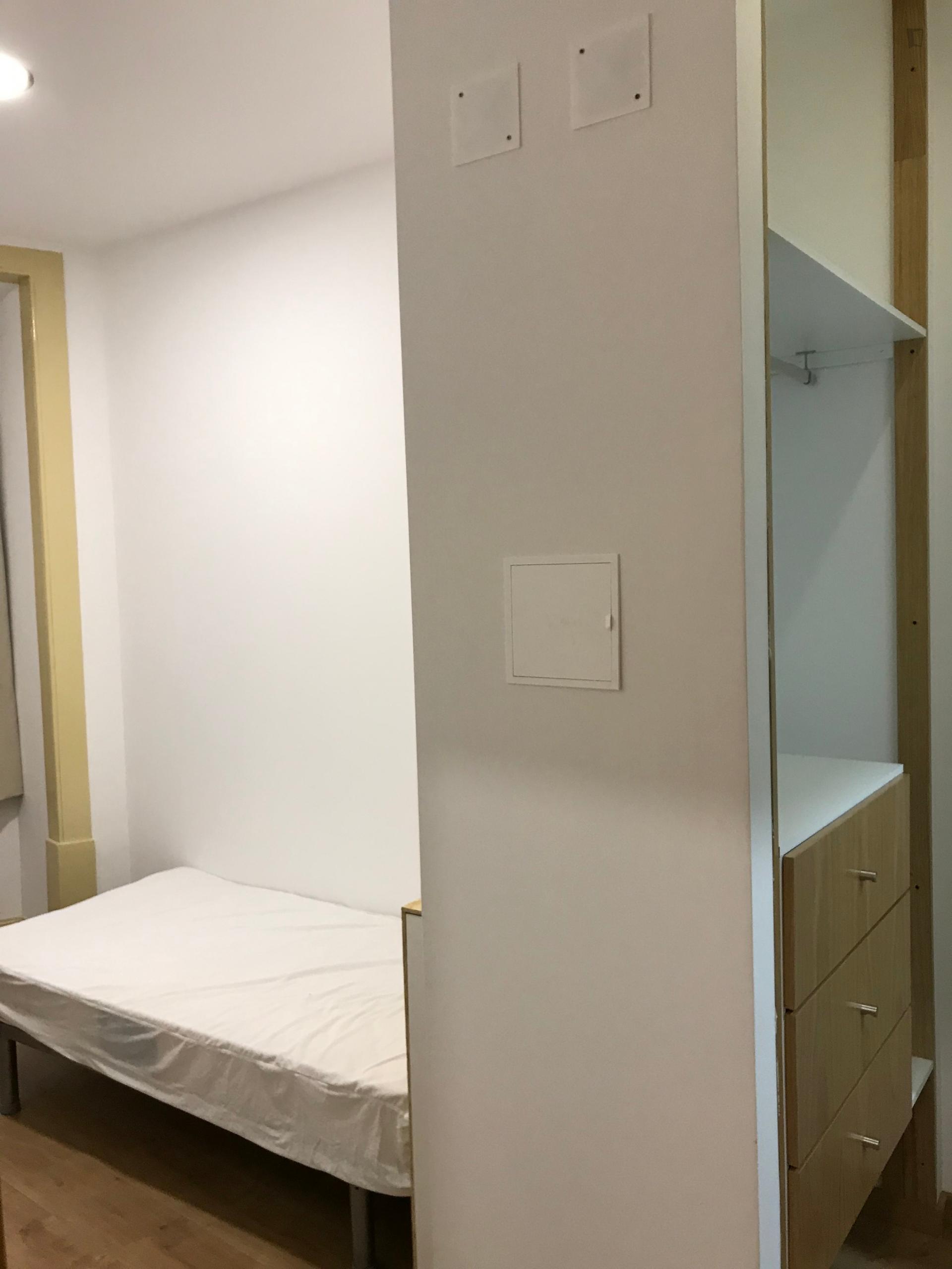Ensuite bedroom in renovated apartment in central Coimbra_ 2º - Room B