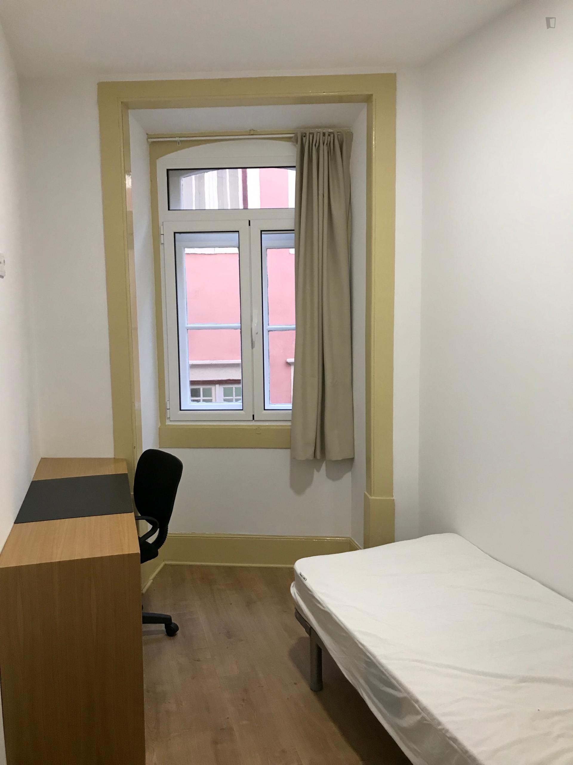 Ensuite bedroom in renovated apartment in central Coimbra_ 2º - Room B