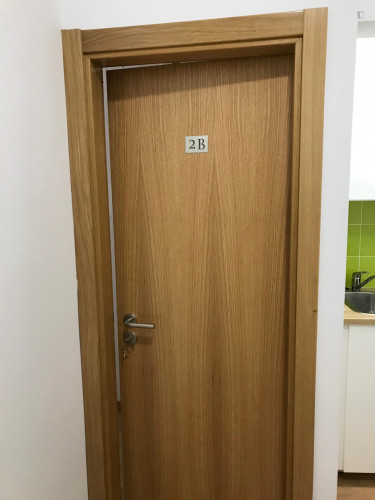 Ensuite bedroom in renovated apartment in central Coimbra_ 2º - Room B  - Gallery -  5