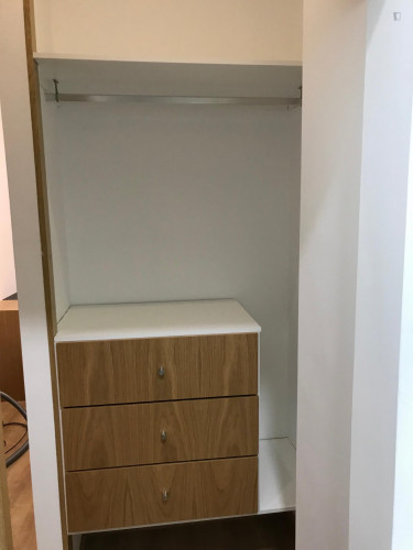 Ensuite bedroom in renovated apartment in central Coimbra_ 2º - Room B  - Gallery -  4