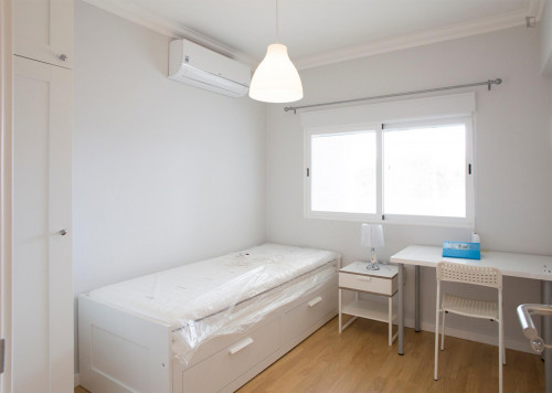 Well-lit double bedroom in Carcavelos  - Gallery -  1