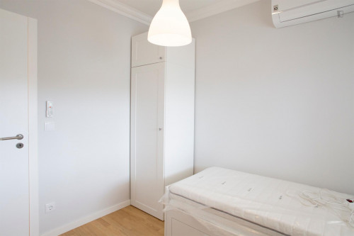 Well-lit double bedroom in Carcavelos  - Gallery -  3