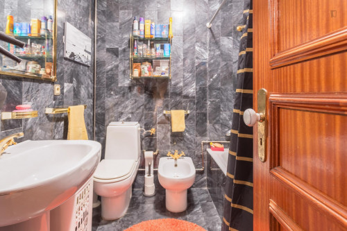 Double bedroom in a 3-bedroom house in Matosinhos - Gallery - 13