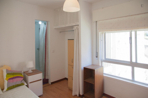 Humble single ensuite bedroom near Coimbra's Instituto Superior de Engenharia
