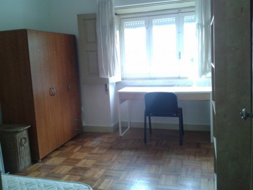 Bright double bedroom near Praça da República