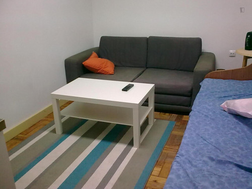 Bright double bedroom near Praça da República