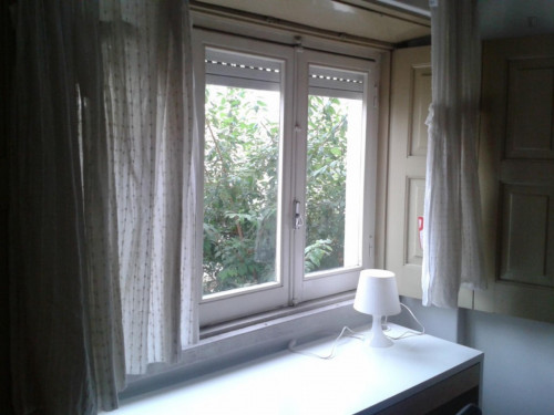 Bright double bedroom near Praça da República