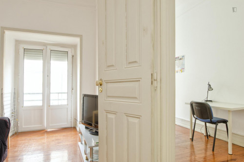 Double bedroom in central Campo Pequeno - Gallery - 7
