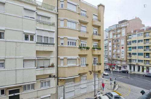 Double bedroom in central Campo Pequeno - Gallery - 19
