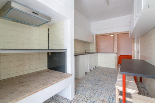 Roomy double bedroom near Arroios metro station  - Gallery -  3