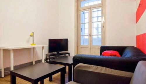 Cool looking double bedroom close to IST - Gallery - 3