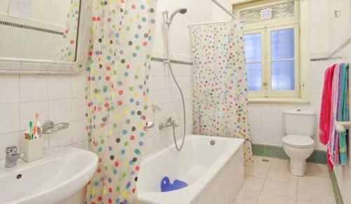 Cool looking double bedroom close to IST - Gallery - 10