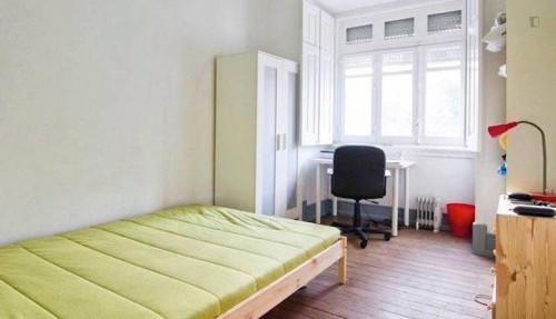 Cool looking double bedroom close to IST - Gallery - 2