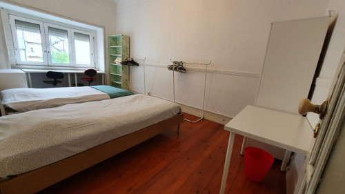 Twin Bedroom Near Areeiro Metro Station - 1