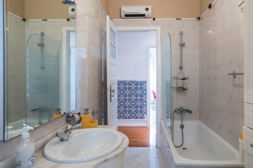Inviting Double bedroom next to transportation links - Gallery - 12