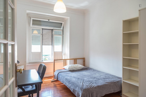 Inviting Twin Bedroom Next To Transportation Links - 1
