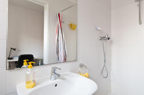 Homely double bedroom near Anjos metro station - Gallery - 35