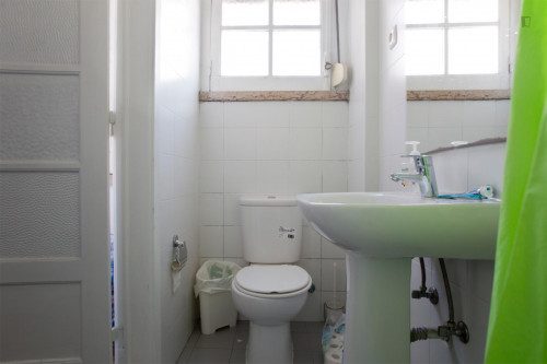 Homely double bedroom near Anjos metro station - Gallery - 37