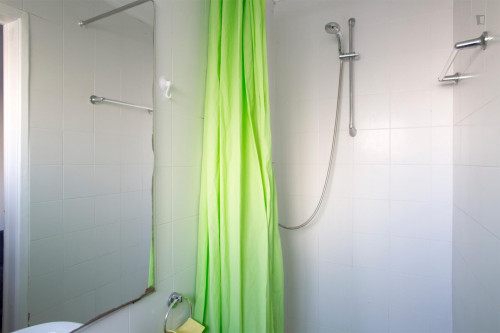 Homely double bedroom near Anjos metro station - Gallery - 36
