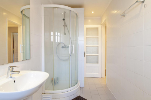 Homely double bedroom near Anjos metro station - Gallery - 33