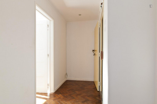 Homely double bedroom near Anjos metro station - Gallery - 3