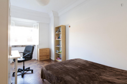Homely Double Bedroom Near Anjos Metro Station - 2
