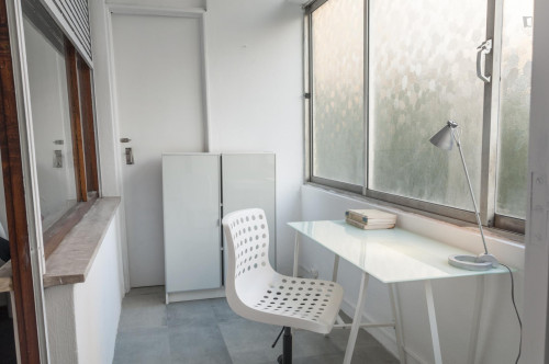 First-class double bedroom with ensuite shower and a balcony, in Lapa - Gallery - 27