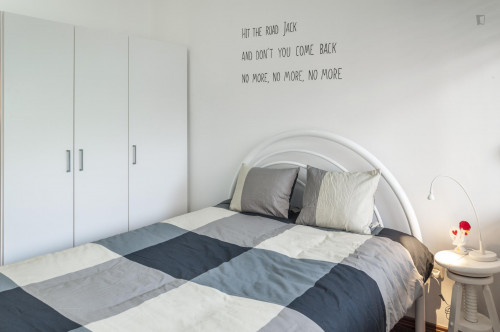 First-class double bedroom with ensuite shower and a balcony, in Lapa - Gallery - 28