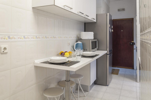 First-class double bedroom with ensuite shower and a balcony, in Lapa - Gallery - 21