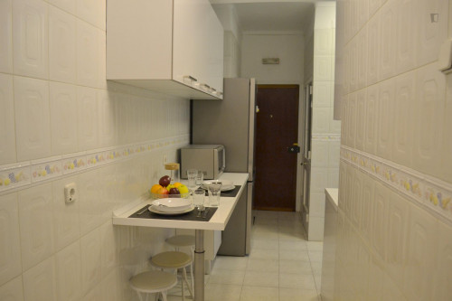 First-class double bedroom with ensuite shower and a balcony, in Lapa - Gallery - 5