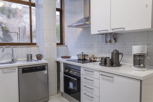 First-class double bedroom with ensuite shower and a balcony, in Lapa - Gallery - 22