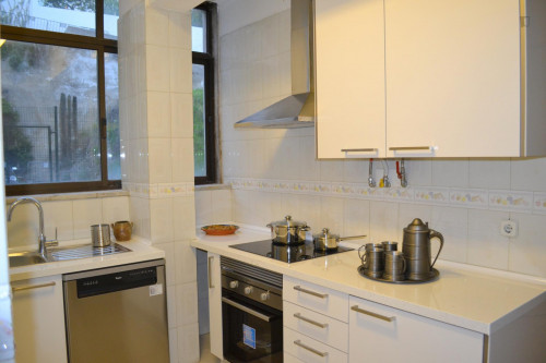First-class double bedroom with ensuite shower and a balcony, in Lapa - Gallery - 7