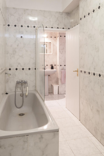First-class double bedroom with ensuite shower and a balcony, in Lapa - Gallery - 20