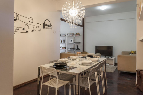 First-class double bedroom with ensuite shower and a balcony, in Lapa - Gallery - 23