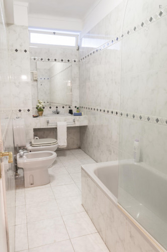 First-class double bedroom with ensuite shower and a balcony, in Lapa - Gallery - 19
