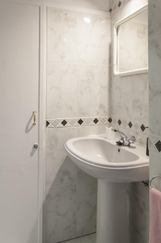 First-class double bedroom with ensuite shower and a balcony, in Lapa - Gallery - 18