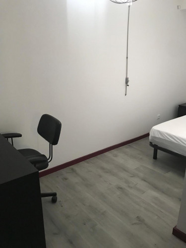 Single Bedroom In A Student Flat, With Garden, In Paranhos - 2
