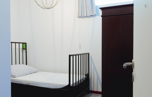 Cosy single room in a students apartment in Paranhos, with garden. - Gallery - 12