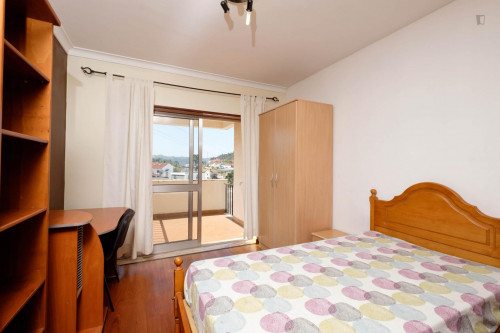 Bedroom with a balcony, in Nogueiras