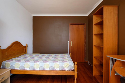 Bedroom with a balcony, in Nogueiras