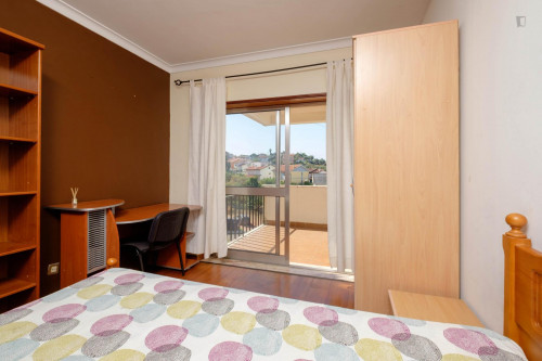 Bedroom with a balcony, in Nogueiras