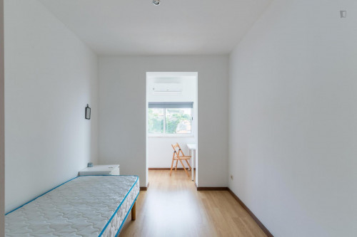 Snug single bedroom in Bonfim