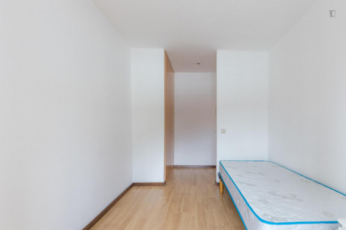 Snug Single Bedroom In Bonfim - 2
